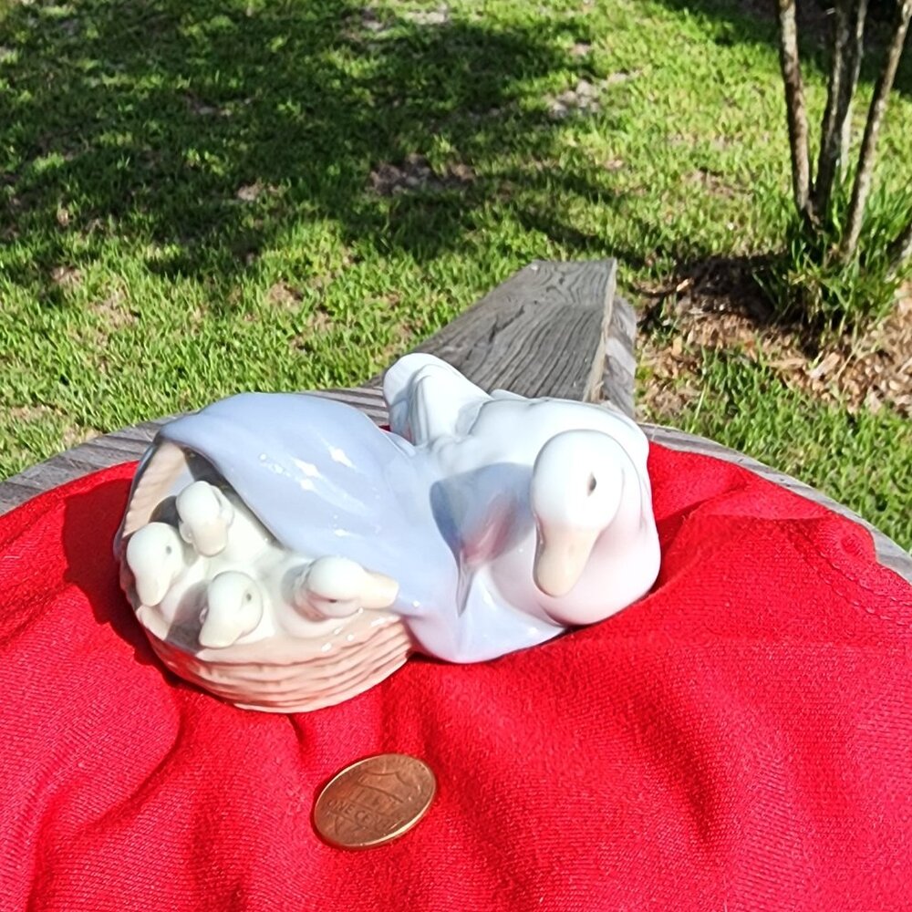 Lladro Figurines Duck and Ducklings in basket - Picture 5 of 5